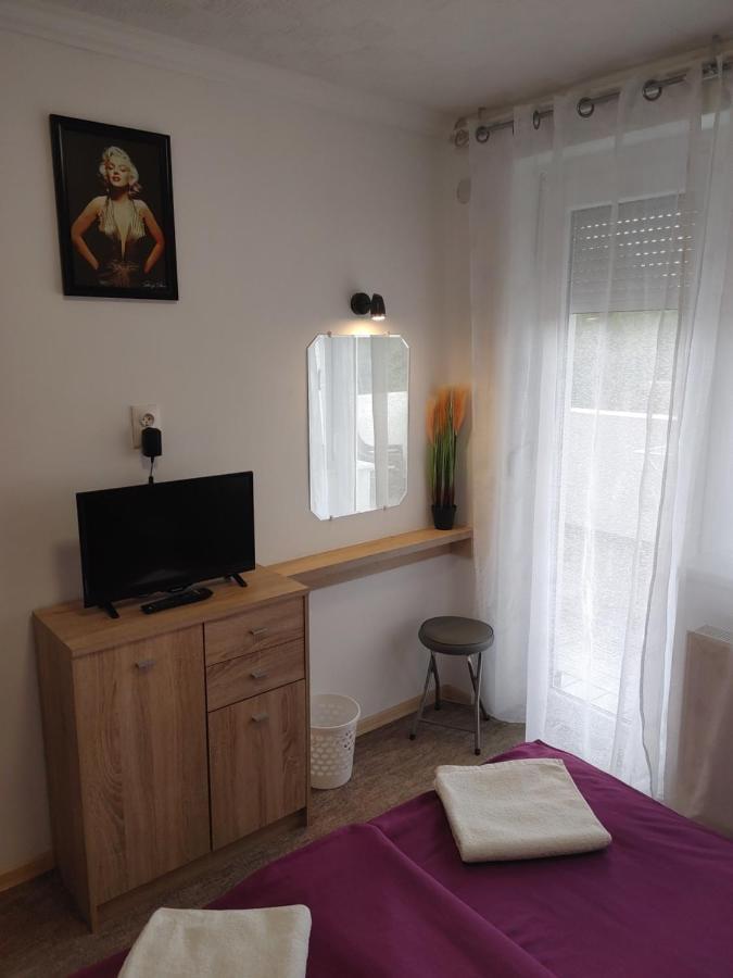 Fiesta Apartman มิชโคลซ์ ภายนอก รูปภาพ