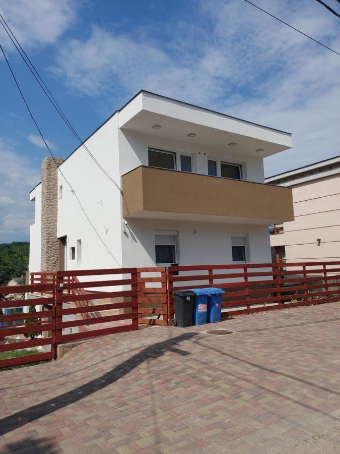Fiesta Apartman มิชโคลซ์ ภายนอก รูปภาพ