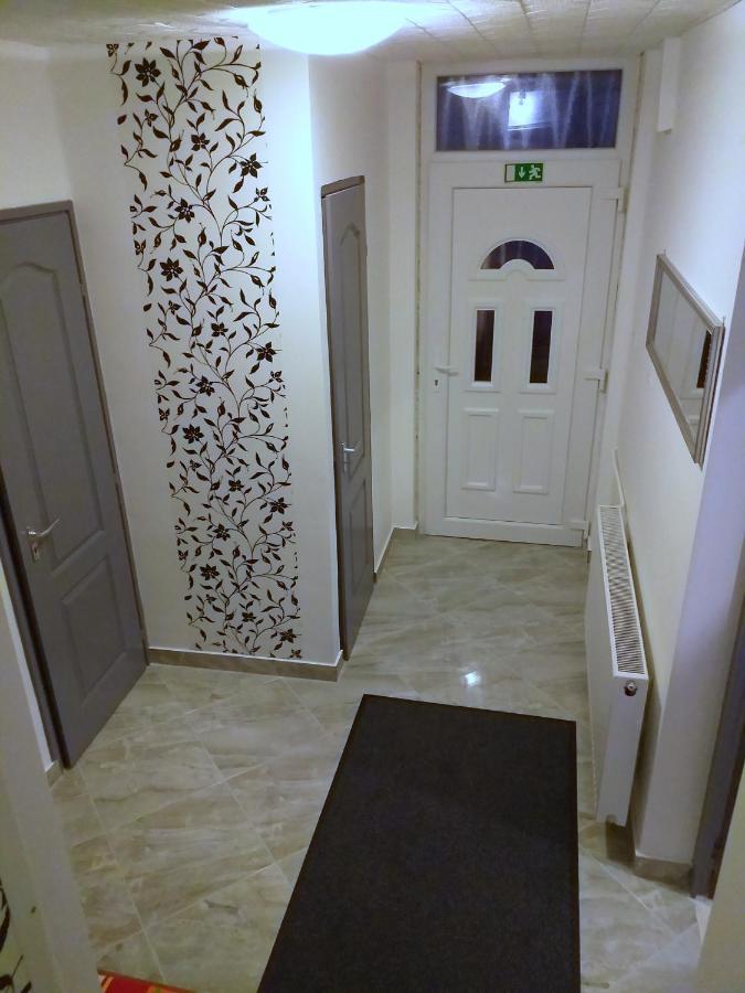 Fiesta Apartman มิชโคลซ์ ภายนอก รูปภาพ