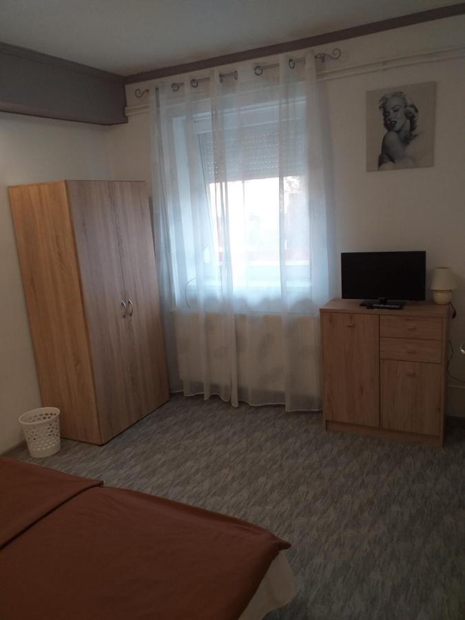 Fiesta Apartman มิชโคลซ์ ภายนอก รูปภาพ